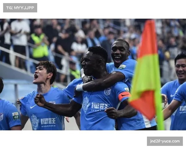 武汉三镇贝维斯头球破门 边路传中战术执行到位